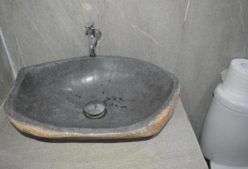 ペンション Mahoni Guest House Labuan Bajo