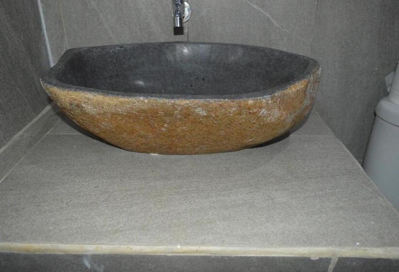 ペンション Mahoni Guest House Labuan Bajo