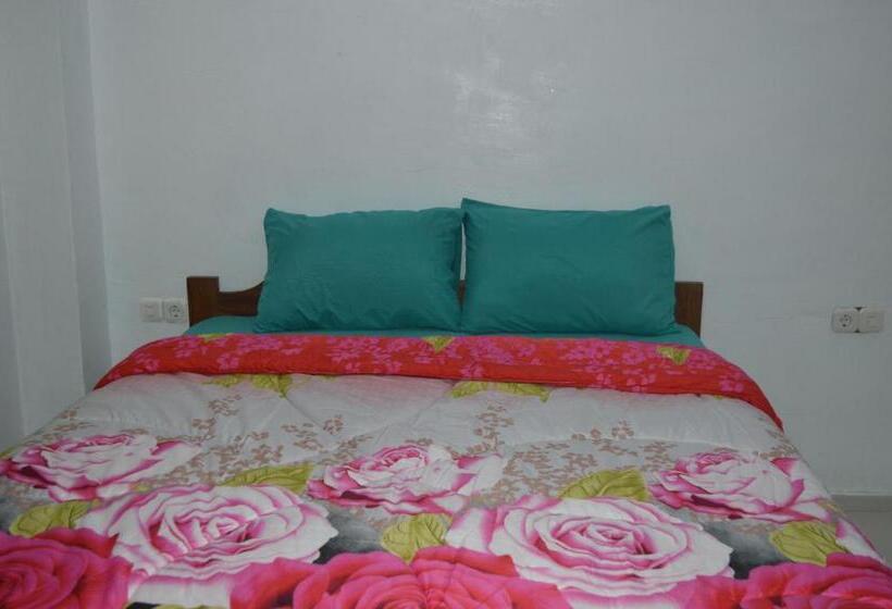 ペンション Mahoni Guest House Labuan Bajo