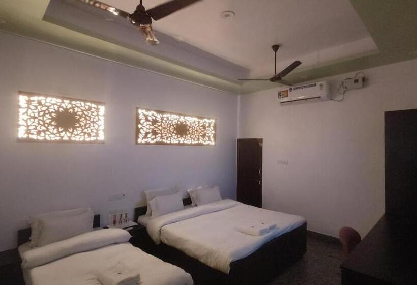 ペンション Ratna Hotel & Banquet