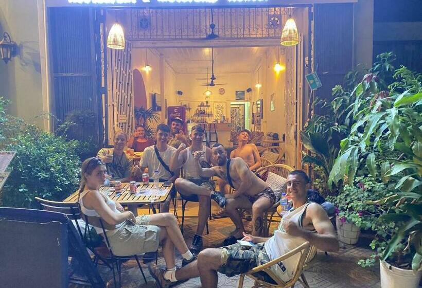 Social Backpacker Hostel & Rooftop Bar