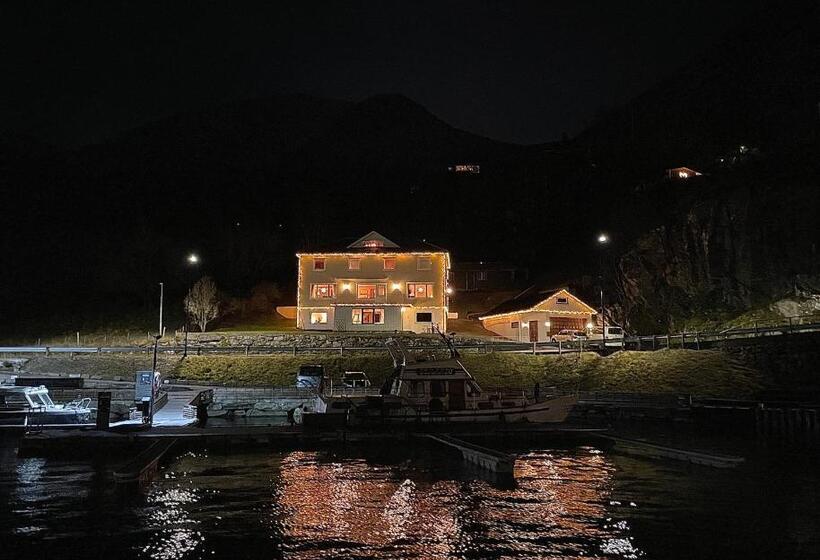 Общежитие Svingen Guesthouse   Panoramic Fjord Views In Flåm