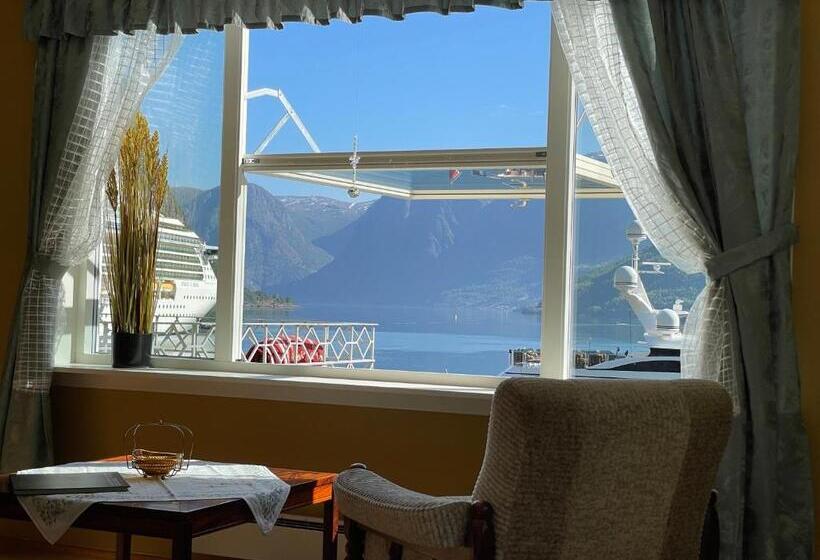 Общежитие Svingen Guesthouse   Panoramic Fjord Views In Flåm