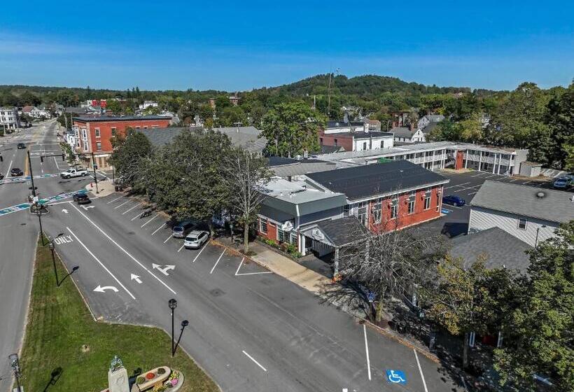 فندق Downtown Dover Inn