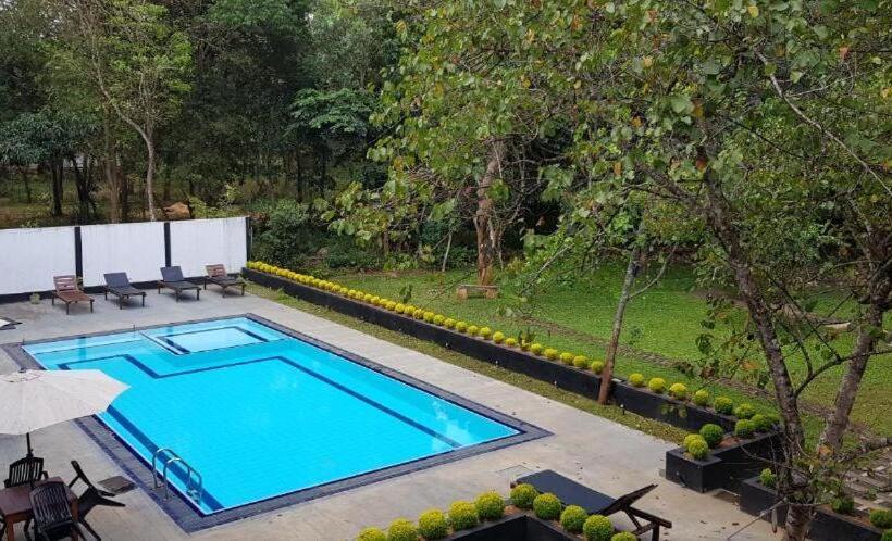 فندق Lavish Resort By Indigo