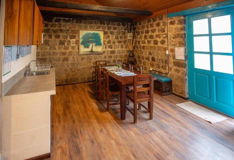 هتل Niebli Historical Farm And Lodge At Pululahua Volcano