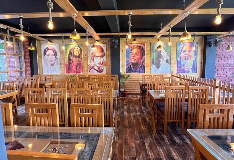 בית מלון כפרי Pinerock Resort, Mussoorie ! Luxury Rooms ! Mountain View ! Open Terrace ! Cafe