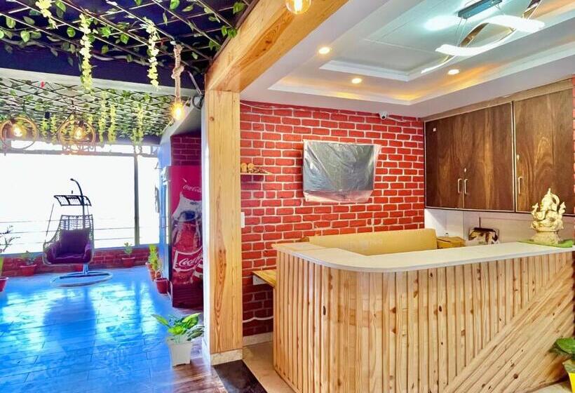 בית מלון כפרי Pinerock Resort, Mussoorie ! Luxury Rooms ! Mountain View ! Open Terrace ! Cafe