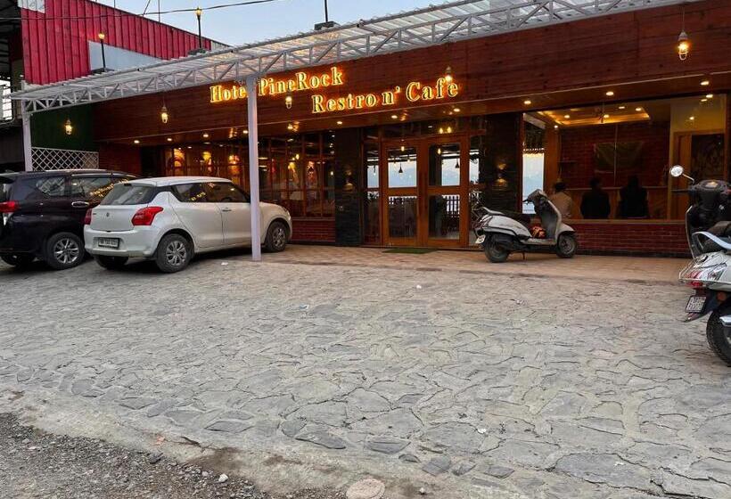 בית מלון כפרי Pinerock Resort, Mussoorie ! Luxury Rooms ! Mountain View ! Open Terrace ! Cafe
