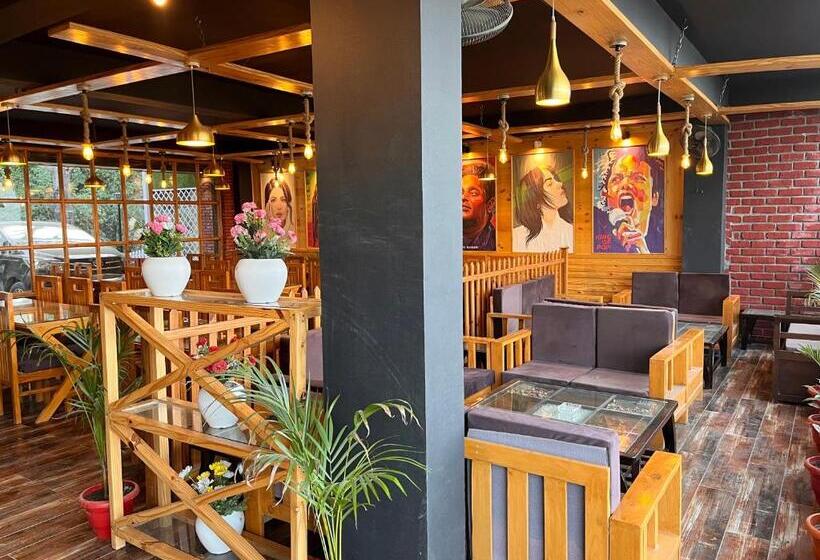 בית מלון כפרי Pinerock Resort, Mussoorie ! Luxury Rooms ! Mountain View ! Open Terrace ! Cafe