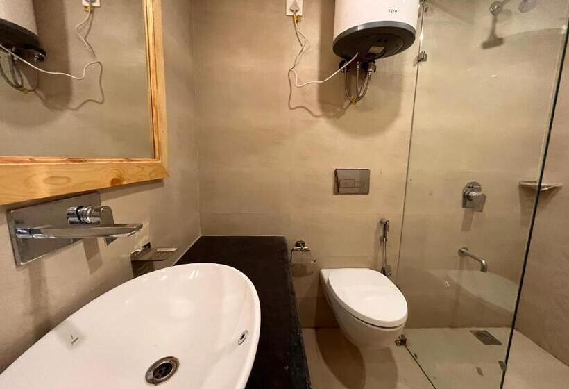 בית מלון כפרי Pinerock Resort, Mussoorie ! Luxury Rooms ! Mountain View ! Open Terrace ! Cafe