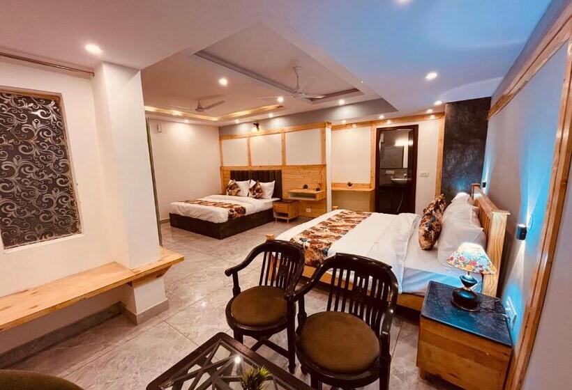 בית מלון כפרי Pinerock Resort, Mussoorie ! Luxury Rooms ! Mountain View ! Open Terrace ! Cafe
