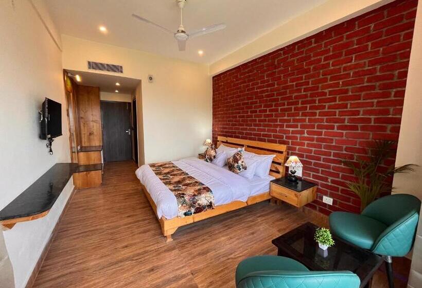 בית מלון כפרי Pinerock Resort, Mussoorie ! Luxury Rooms ! Mountain View ! Open Terrace ! Cafe