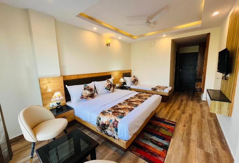 בית מלון כפרי Pinerock Resort, Mussoorie ! Luxury Rooms ! Mountain View ! Open Terrace ! Cafe