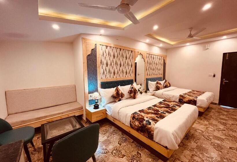 בית מלון כפרי Pinerock Resort, Mussoorie ! Luxury Rooms ! Mountain View ! Open Terrace ! Cafe