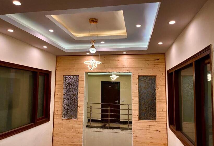 בית מלון כפרי Pinerock Resort, Mussoorie ! Luxury Rooms ! Mountain View ! Open Terrace ! Cafe