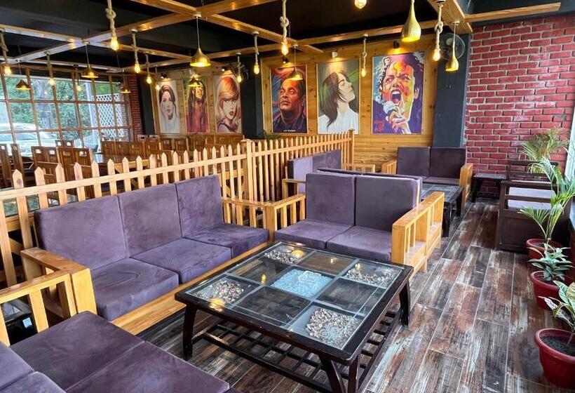 בית מלון כפרי Pinerock Resort, Mussoorie ! Luxury Rooms ! Mountain View ! Open Terrace ! Cafe