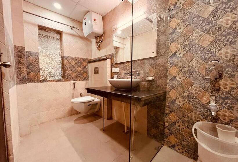 בית מלון כפרי Pinerock Resort, Mussoorie ! Luxury Rooms ! Mountain View ! Open Terrace ! Cafe