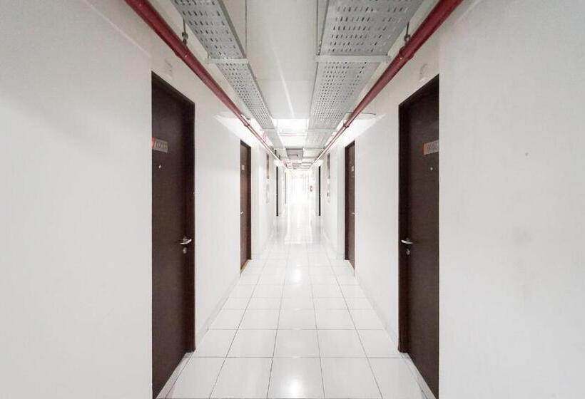 Отель Redliving Apartemen Riverview Residence Yapadi Group Tower Mahakam