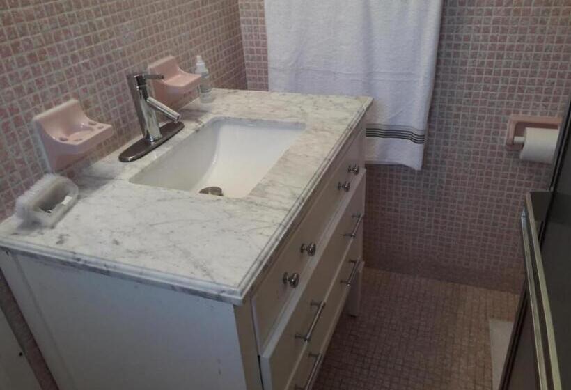 پانسیون Roomy Comfortable Suite
