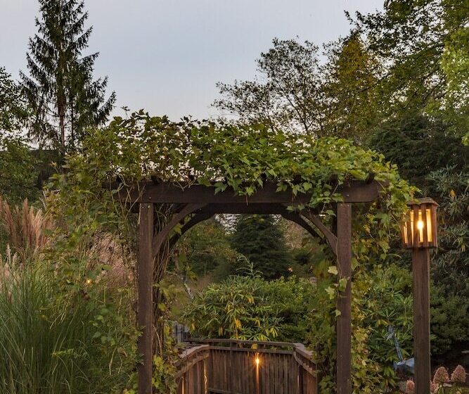 فندق صغير Azalea Garden Inn