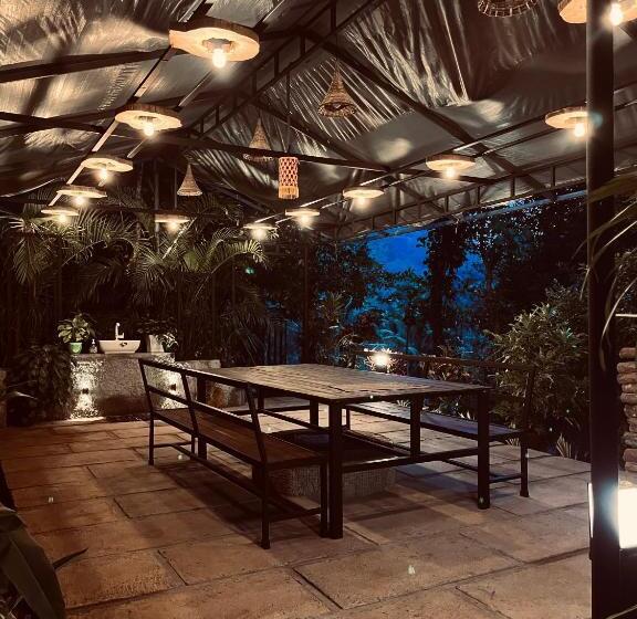 פנסיון Fab   Bamboo Hut With Open Shower