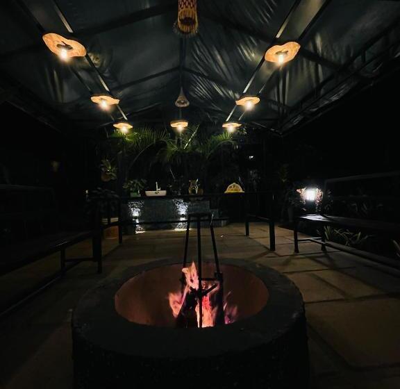 פנסיון Fab   Bamboo Hut With Open Shower