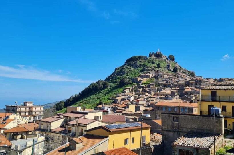 ペンション La Sella Dei Nebrodi