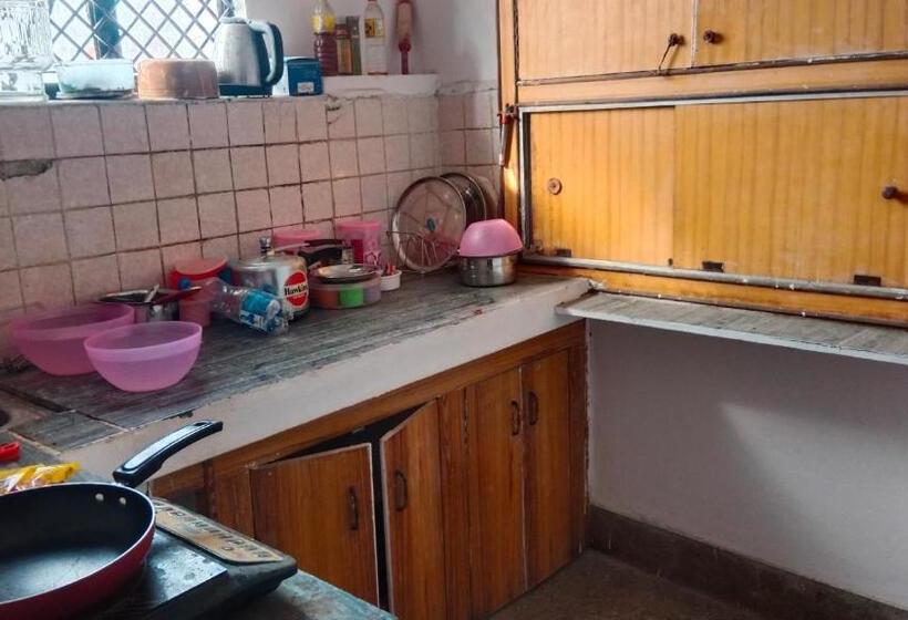 Travel Hostel In Heart Of Kanpur