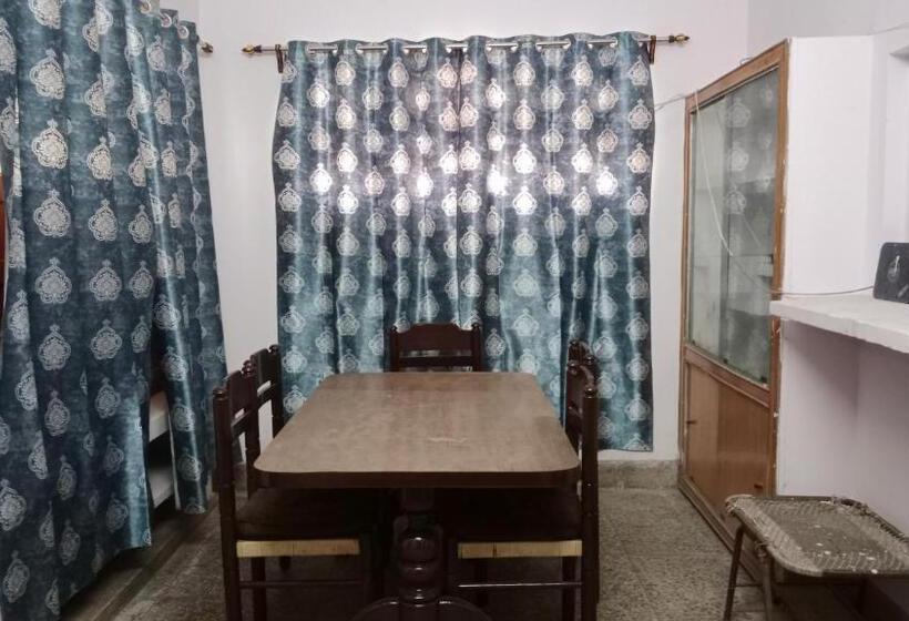 Travel Hostel In Heart Of Kanpur