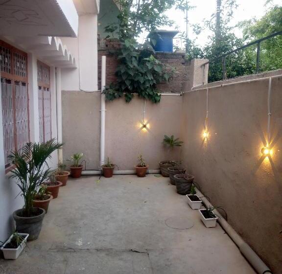 Travel Hostel In Heart Of Kanpur