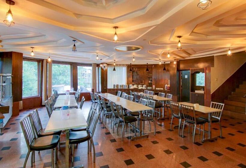 Fabhotel Mayra Grand