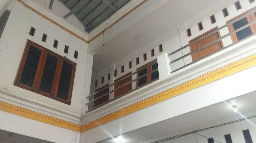 ホテル Spot On 92532 Penginapan Hj Lilis Syariah