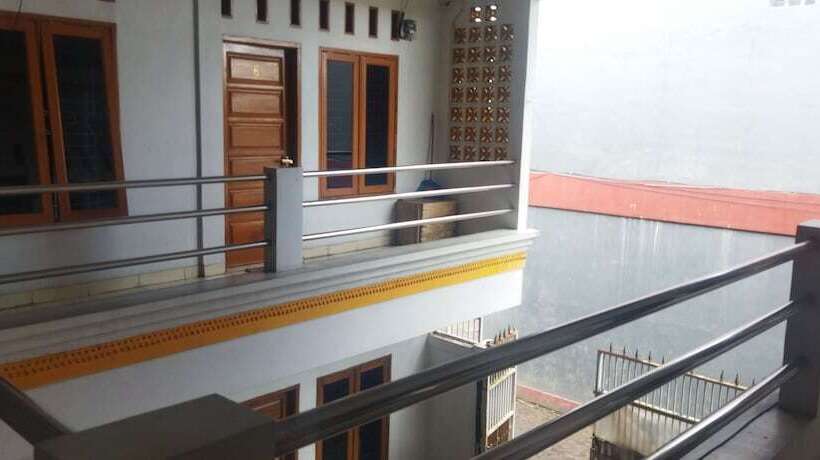 ホテル Spot On 92532 Penginapan Hj Lilis Syariah