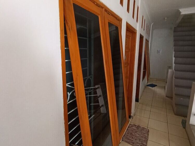 ホテル Spot On 92532 Penginapan Hj Lilis Syariah