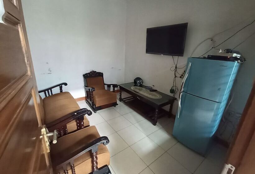 ホテル Spot On 92532 Penginapan Hj Lilis Syariah