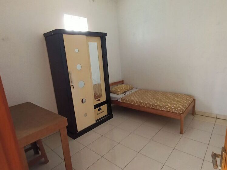 ホテル Spot On 92532 Penginapan Hj Lilis Syariah