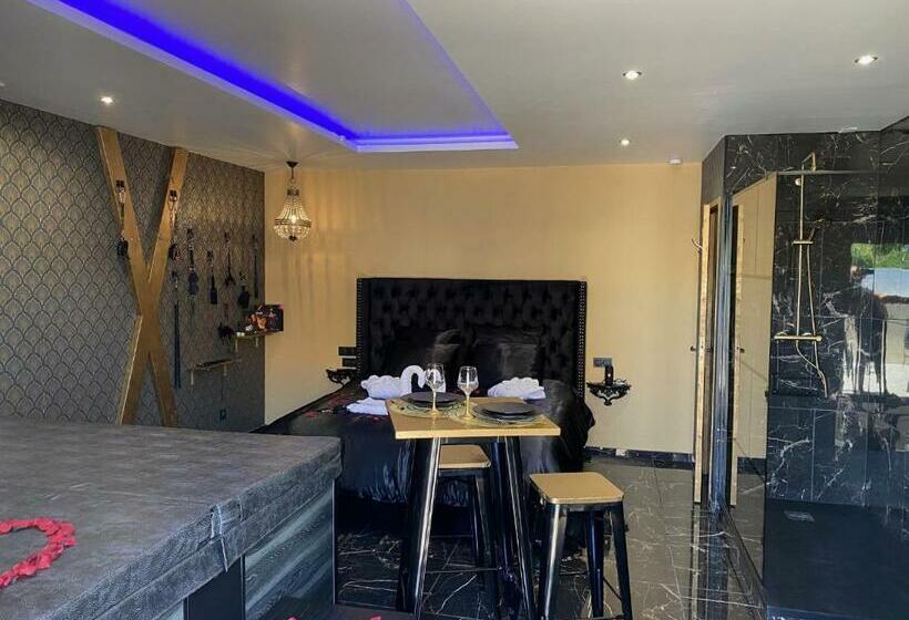 Отель Désirs D Une Nuit Loveroom Jacuzzi