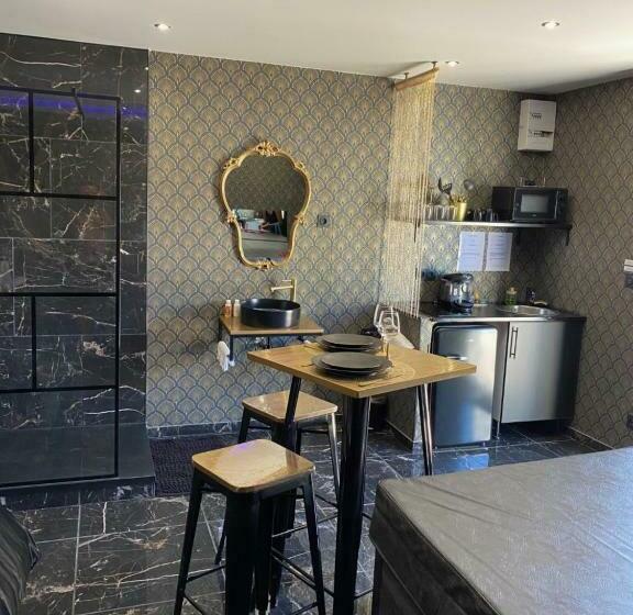 Отель Désirs D Une Nuit Loveroom Jacuzzi