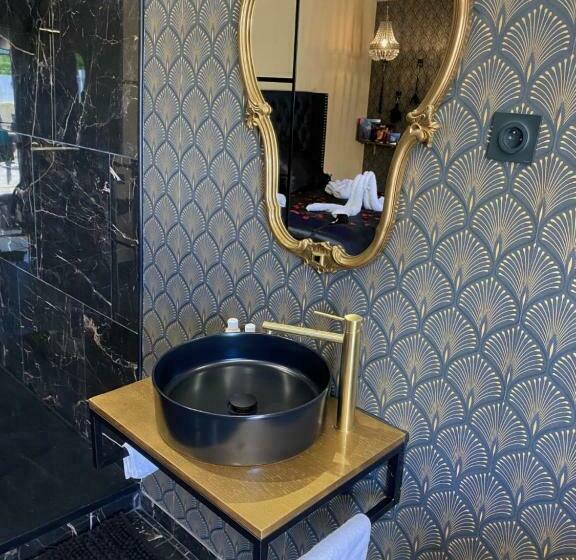 Отель Désirs D Une Nuit Loveroom Jacuzzi