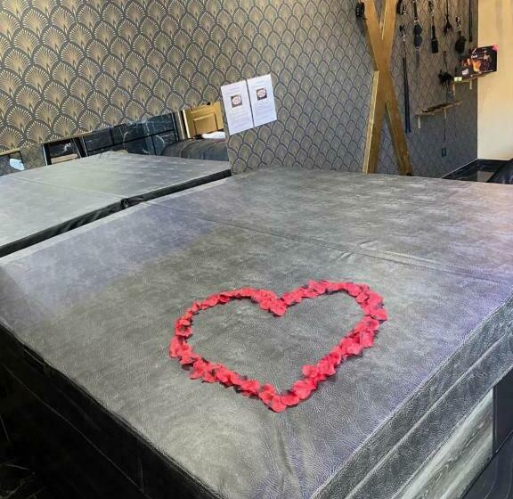 Отель Désirs D Une Nuit Loveroom Jacuzzi