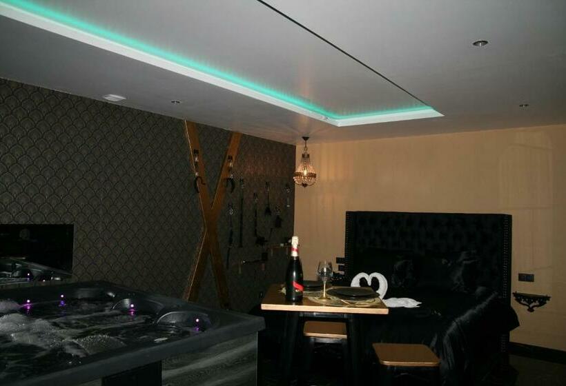 Отель Désirs D Une Nuit Loveroom Jacuzzi