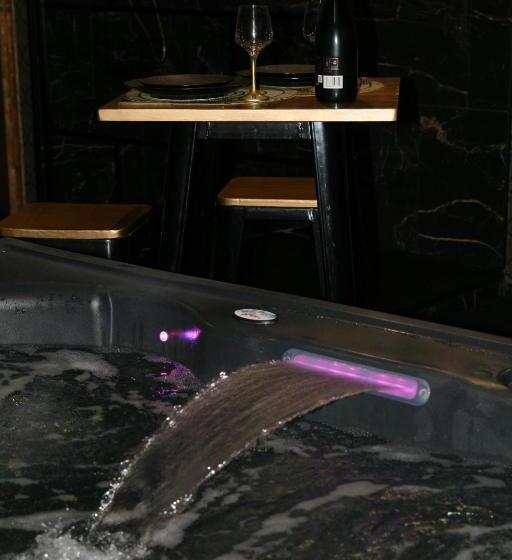 Отель Désirs D Une Nuit Loveroom Jacuzzi