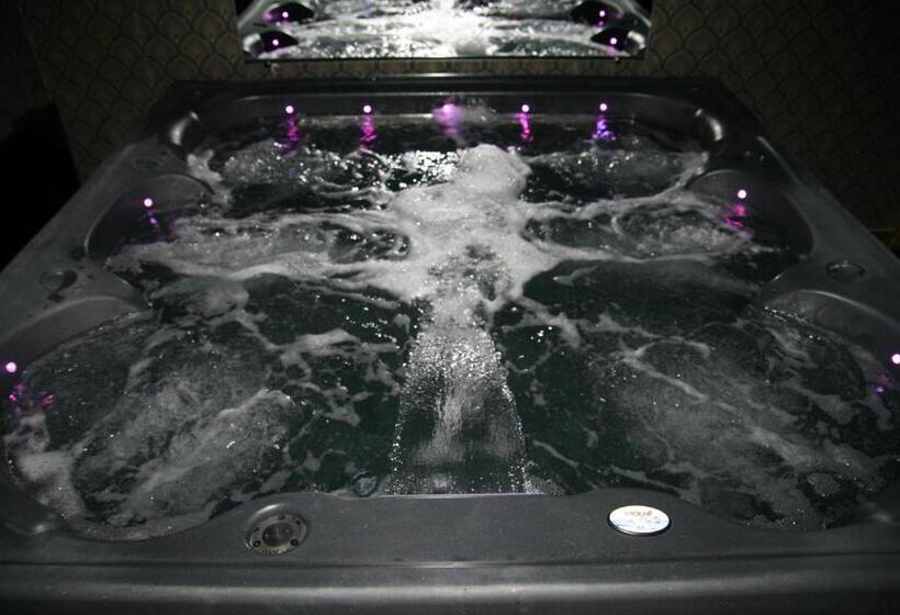 Отель Désirs D Une Nuit Loveroom Jacuzzi