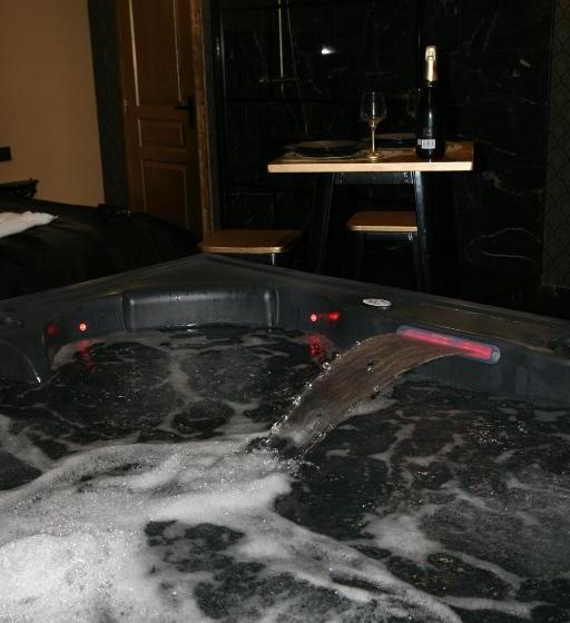 Отель Désirs D Une Nuit Loveroom Jacuzzi