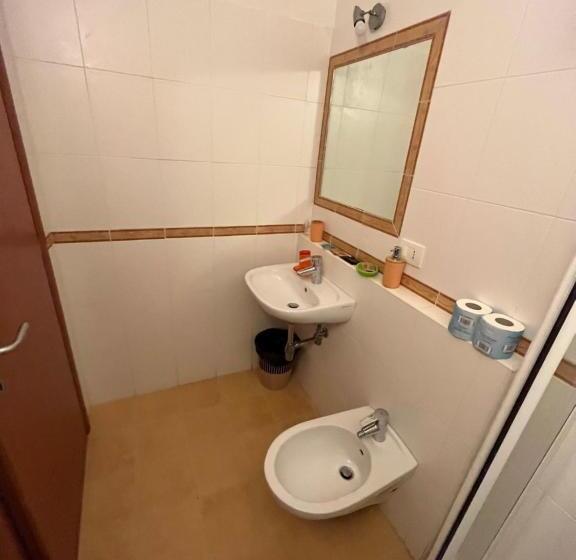 פנסיון Yolo Rooms