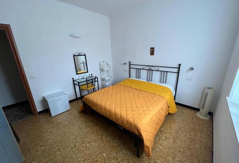 פנסיון Yolo Rooms