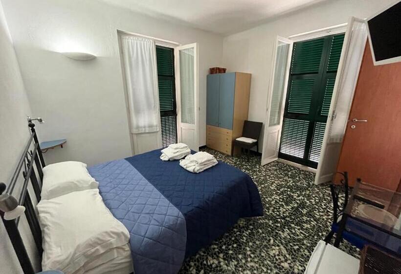 פנסיון Yolo Rooms