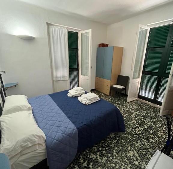 פנסיון Yolo Rooms