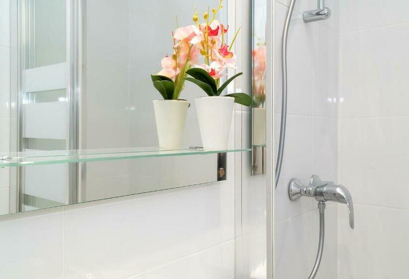 هاستل B Casacafé Madrid Pozuelo 2 Baño Fuera De La Habitacion O Compartido